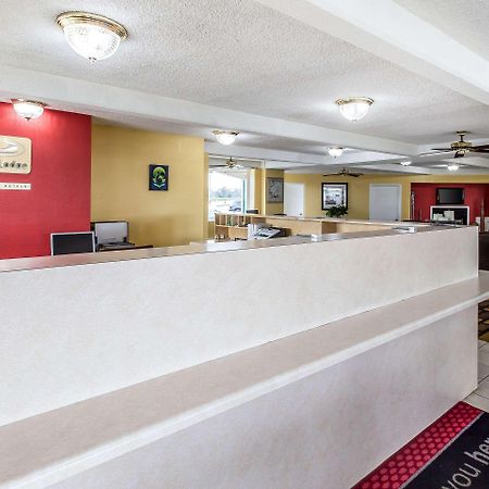 Econo Lodge Байрън Екстериор снимка