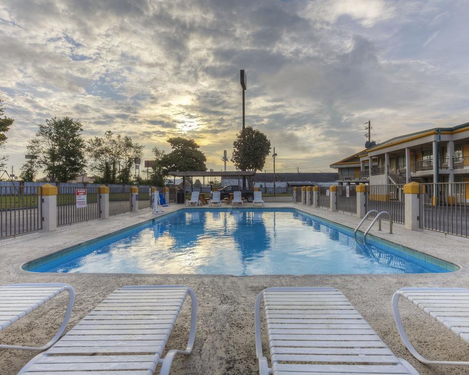 Econo Lodge Байрън Екстериор снимка