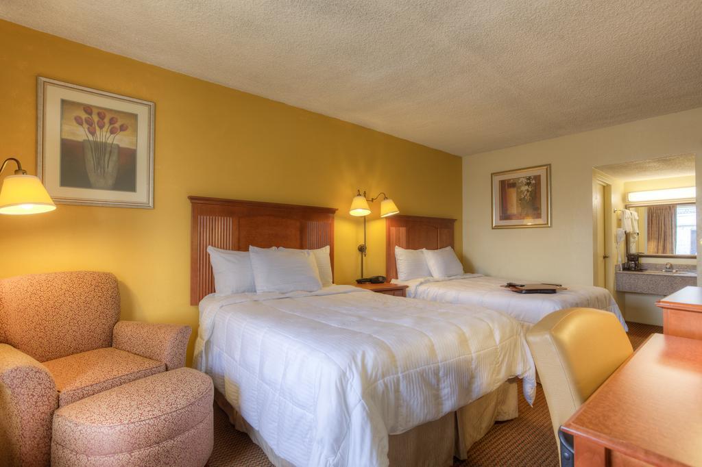 Econo Lodge Байрън Стая снимка
