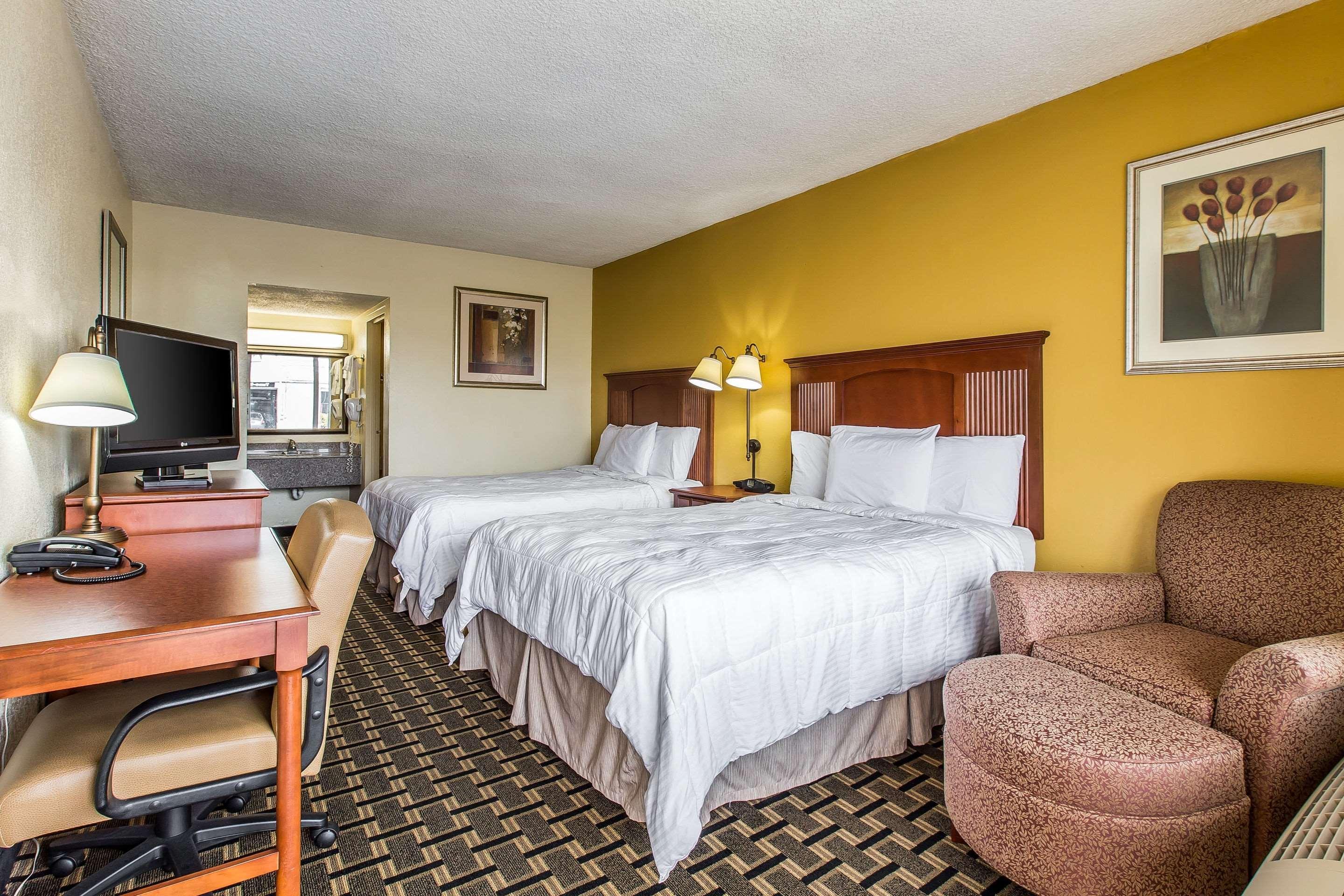 Econo Lodge Байрън Екстериор снимка
