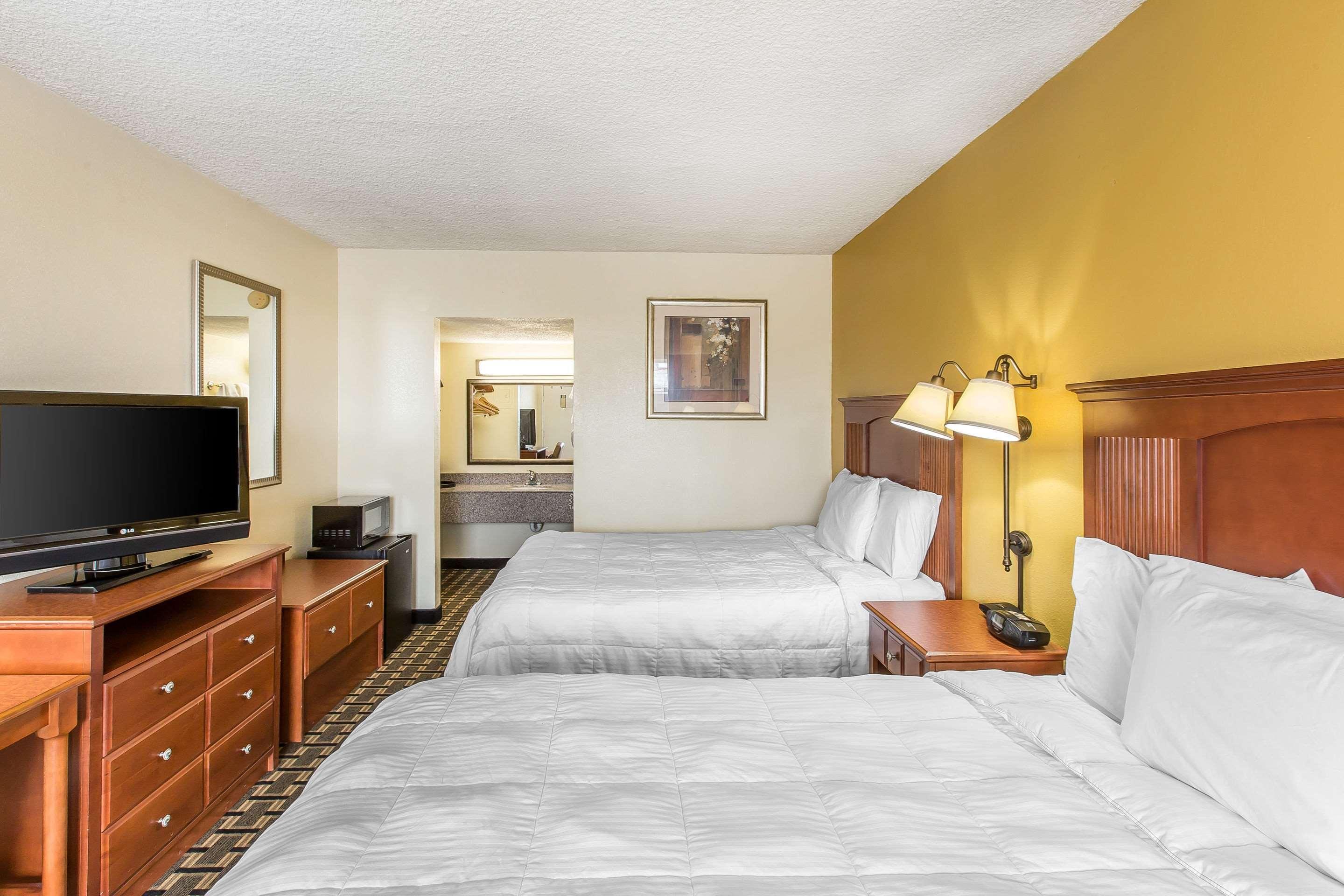 Econo Lodge Байрън Екстериор снимка
