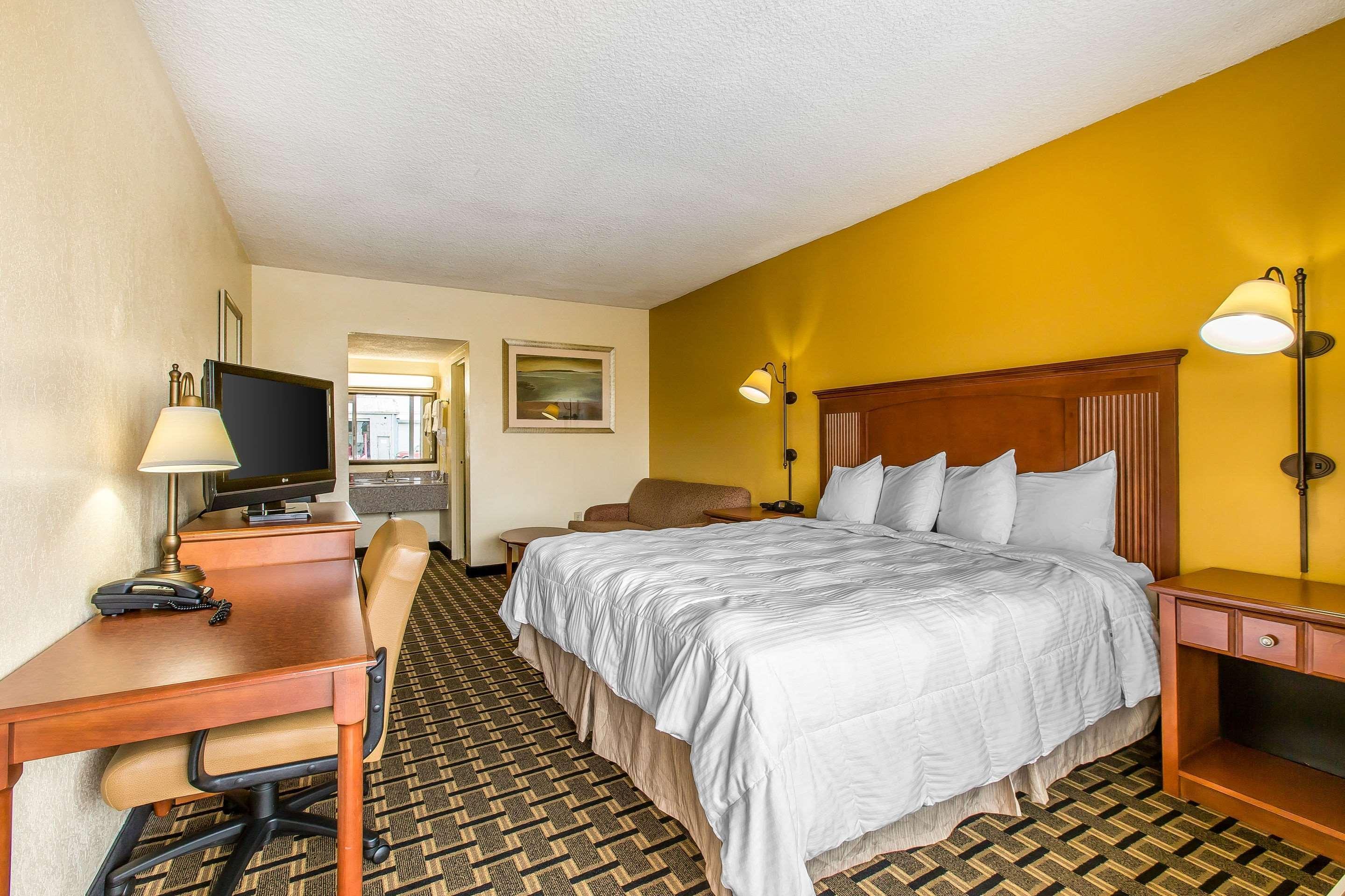 Econo Lodge Байрън Екстериор снимка
