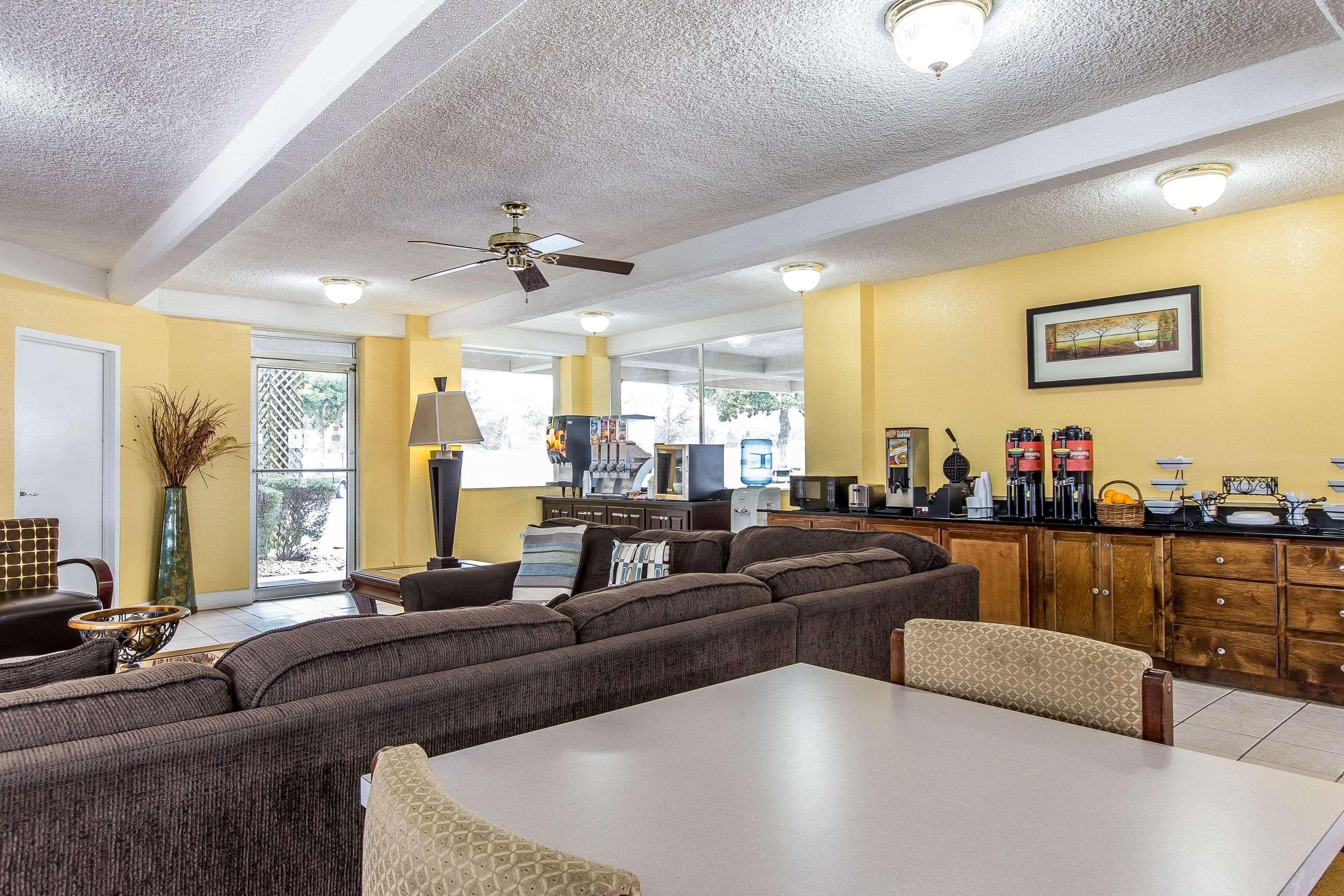 Econo Lodge Байрън Екстериор снимка