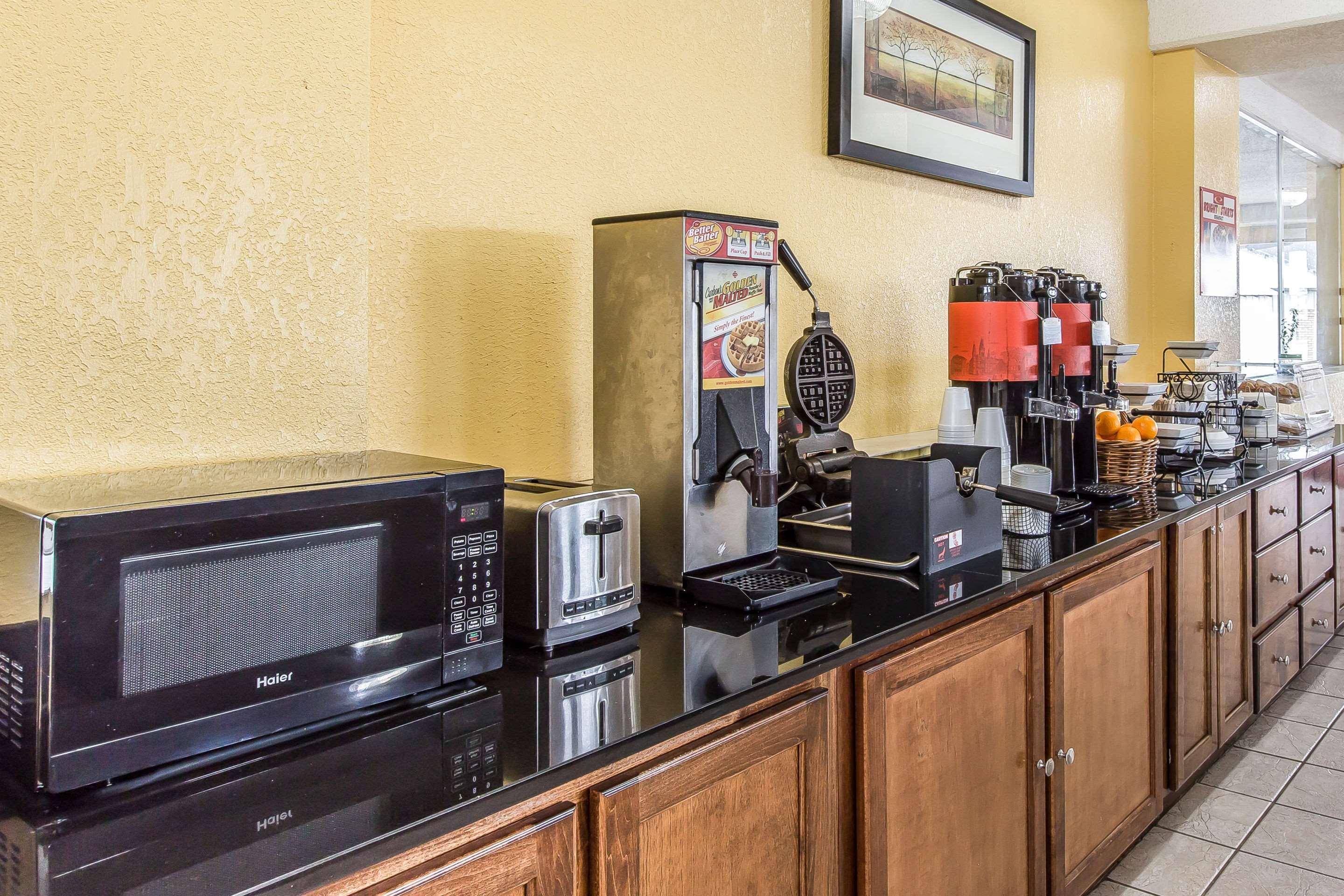 Econo Lodge Байрън Екстериор снимка