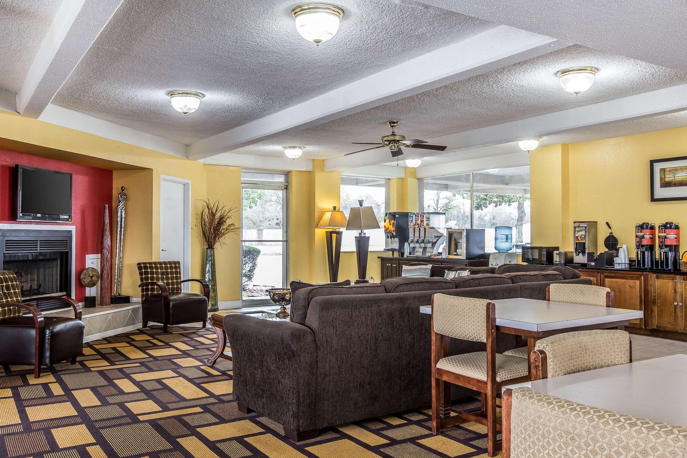 Econo Lodge Байрън Екстериор снимка