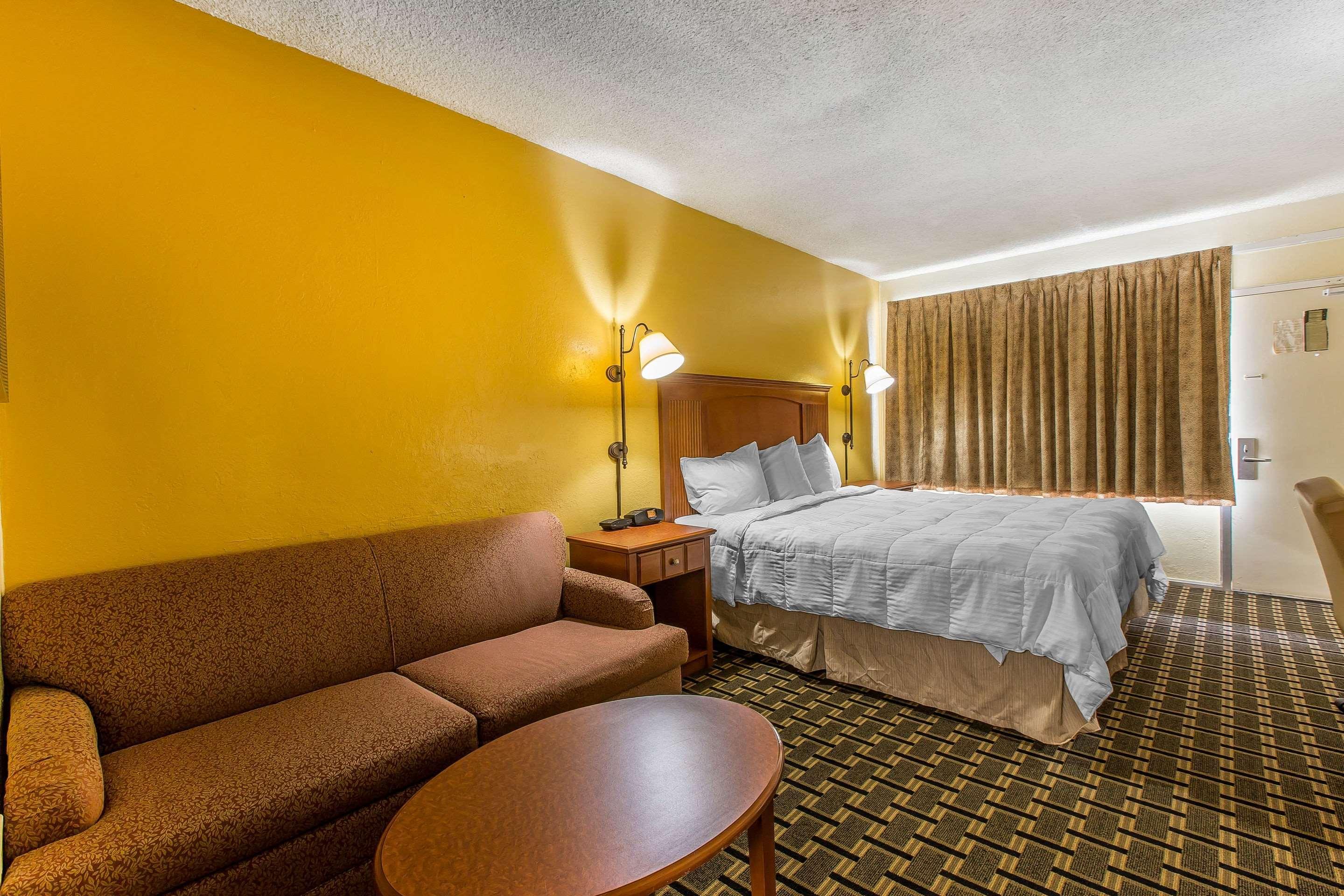 Econo Lodge Байрън Екстериор снимка