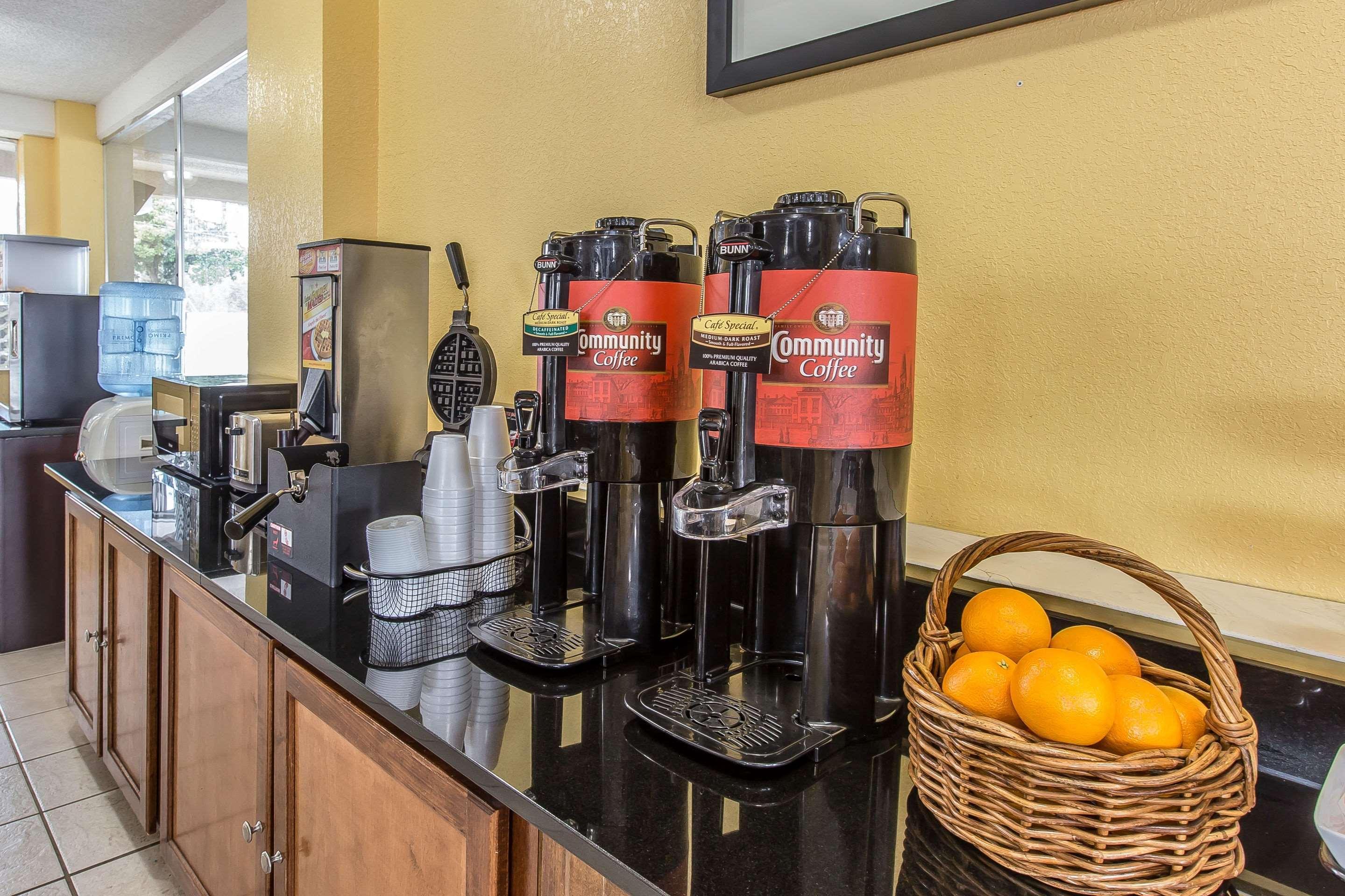 Econo Lodge Байрън Екстериор снимка