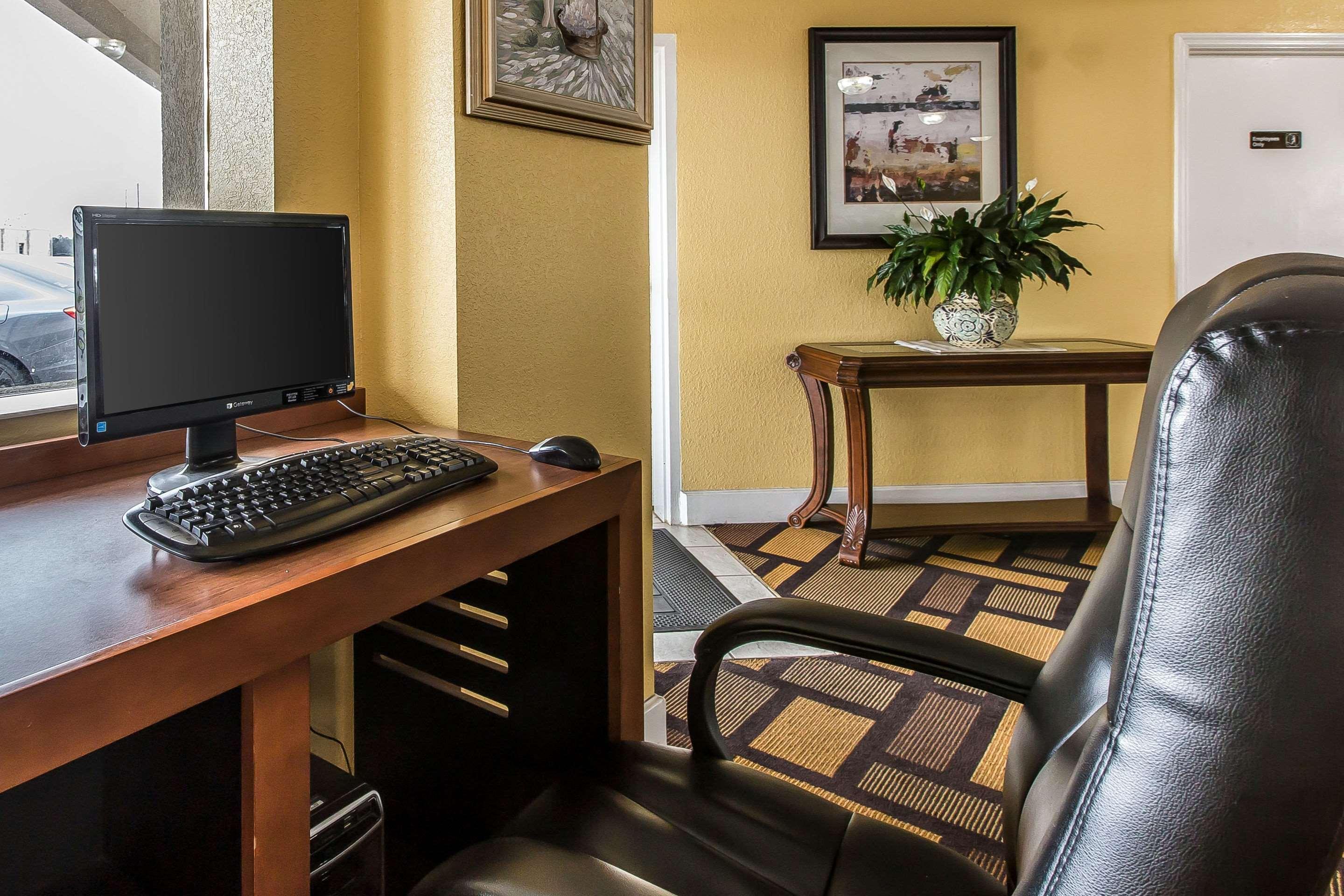 Econo Lodge Байрън Екстериор снимка