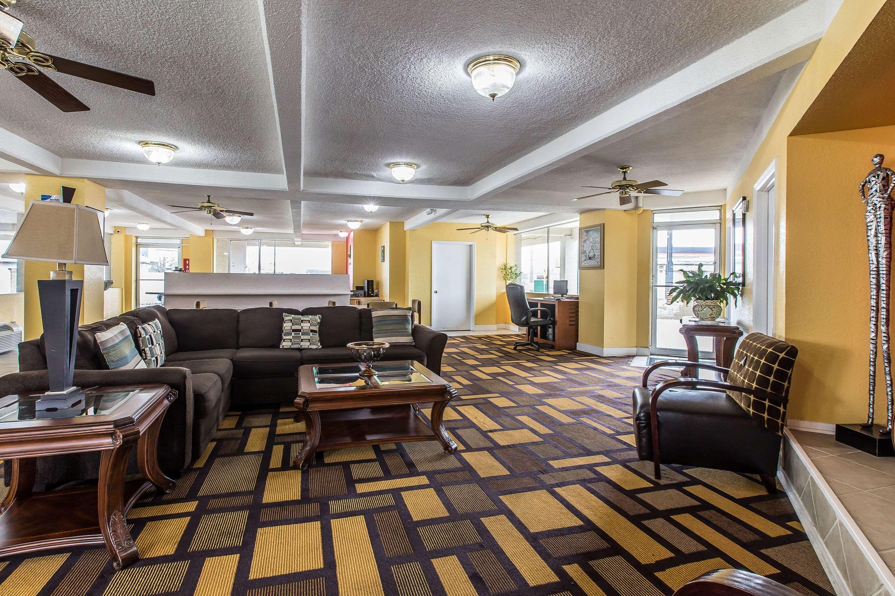 Econo Lodge Байрън Екстериор снимка