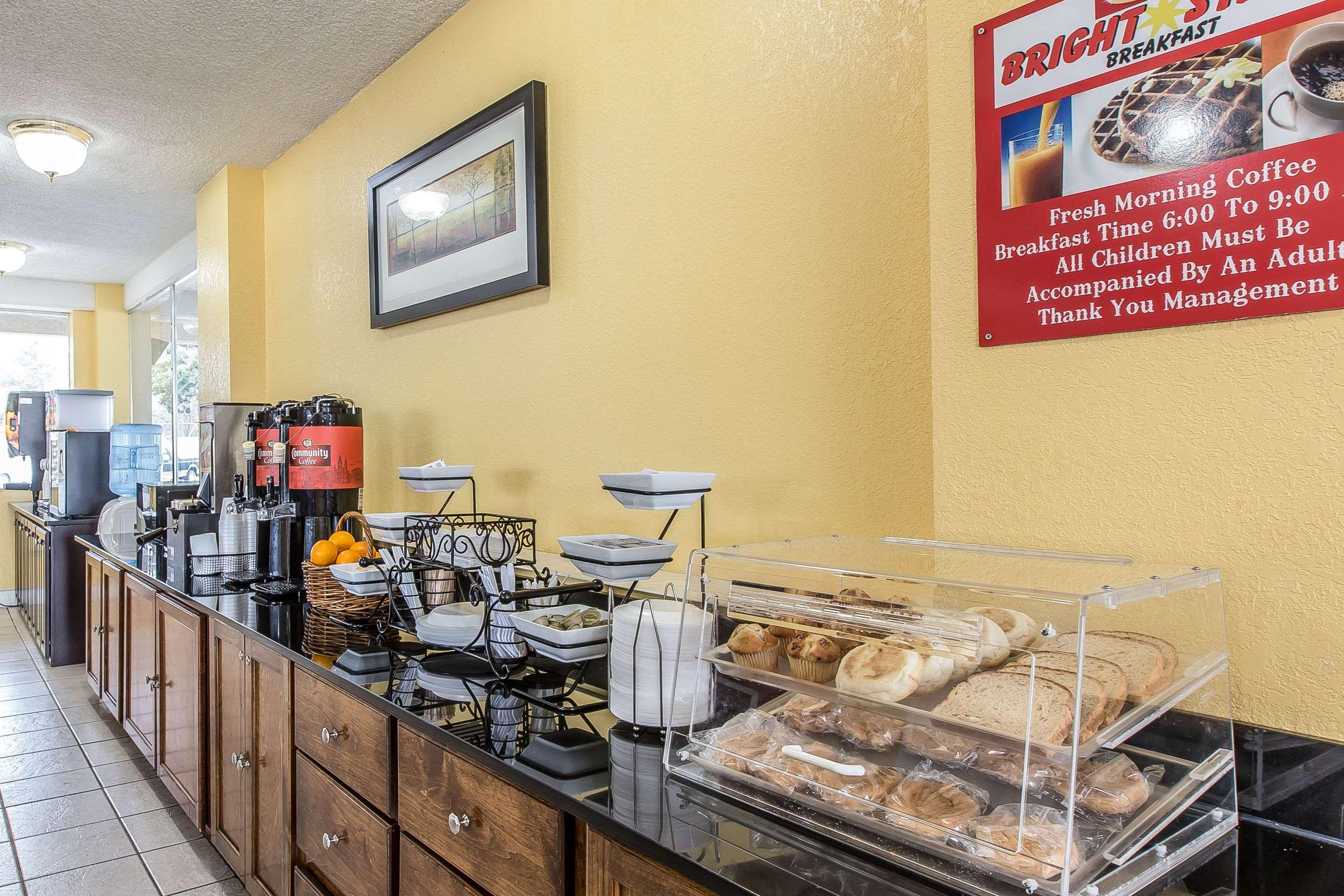 Econo Lodge Байрън Екстериор снимка