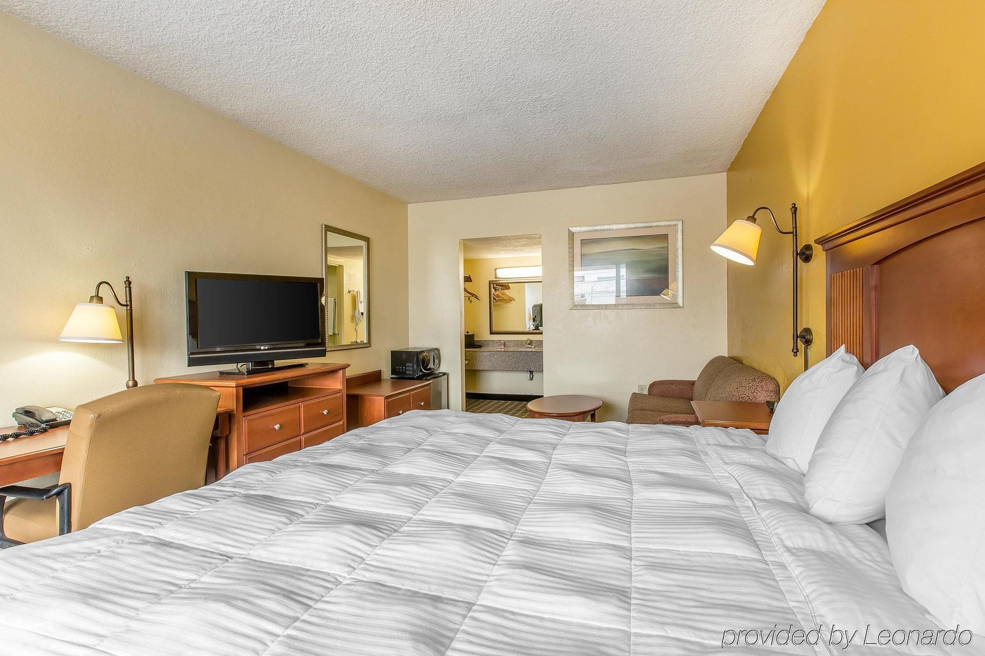 Econo Lodge Байрън Екстериор снимка