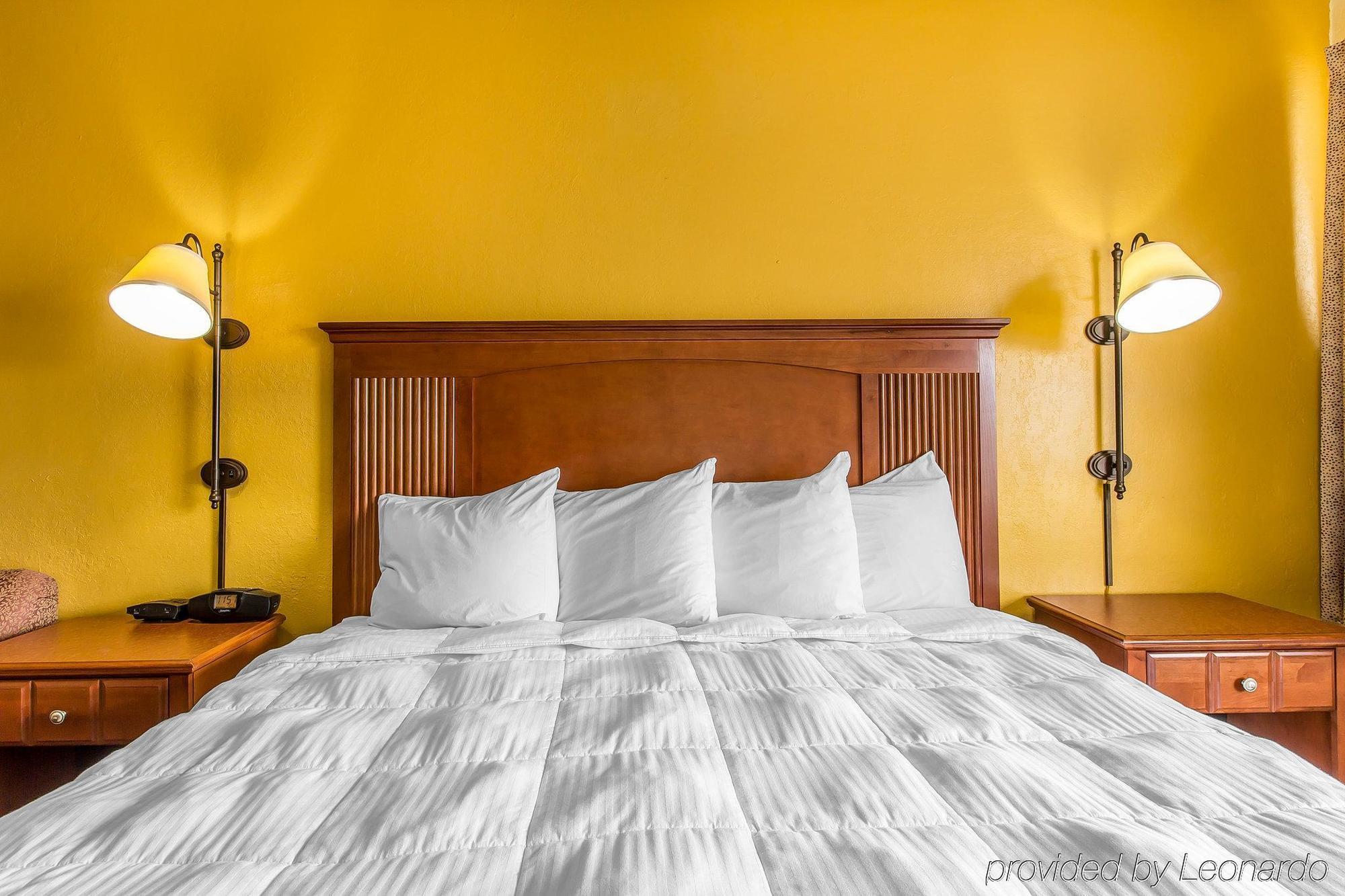 Econo Lodge Байрън Екстериор снимка