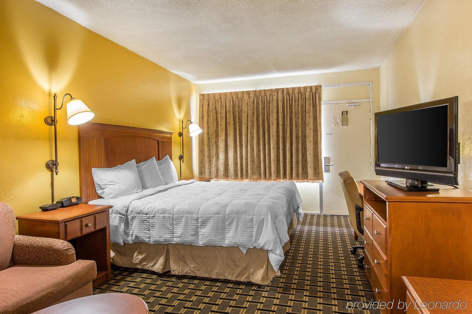 Econo Lodge Байрън Екстериор снимка