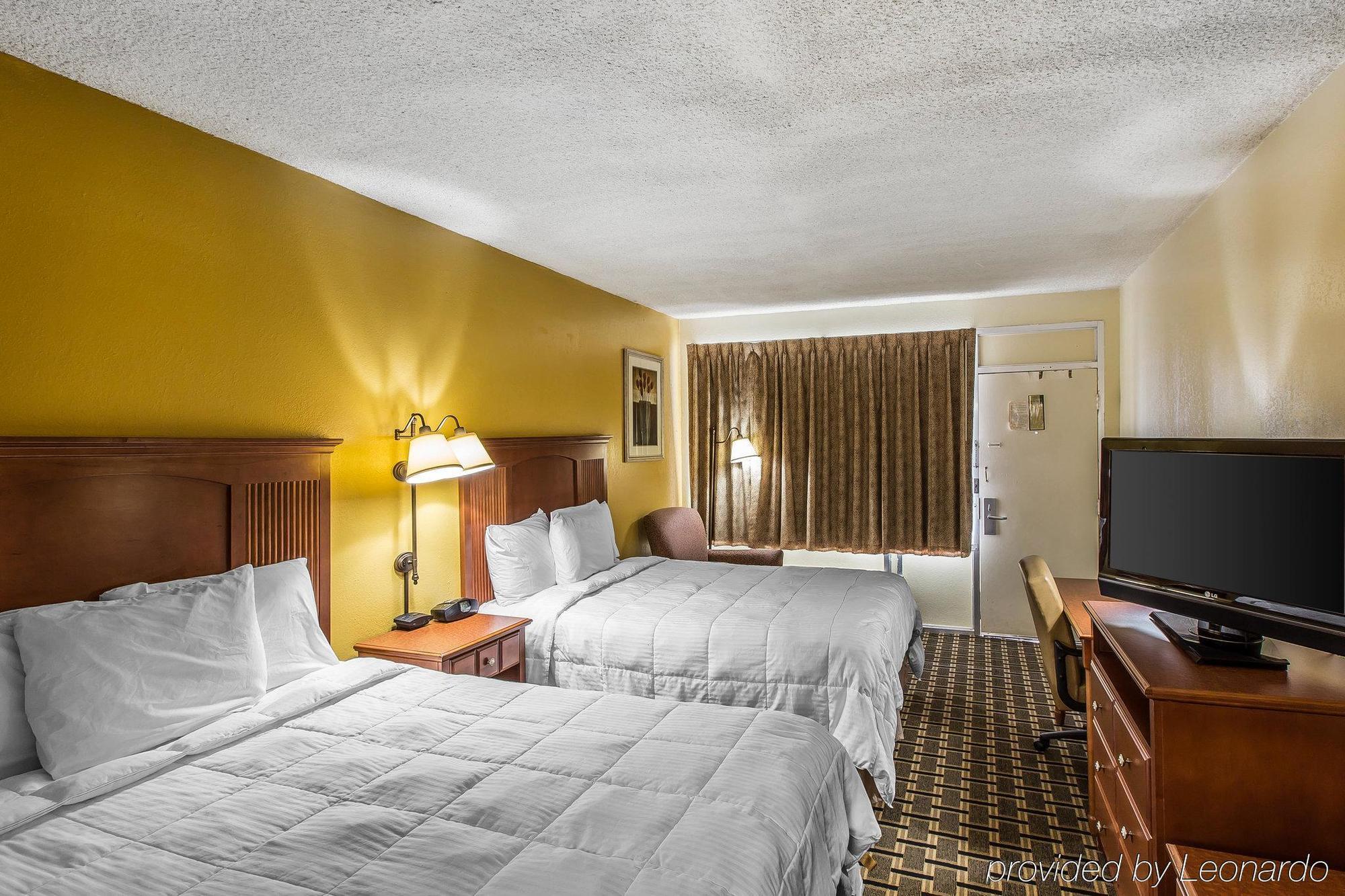 Econo Lodge Байрън Екстериор снимка
