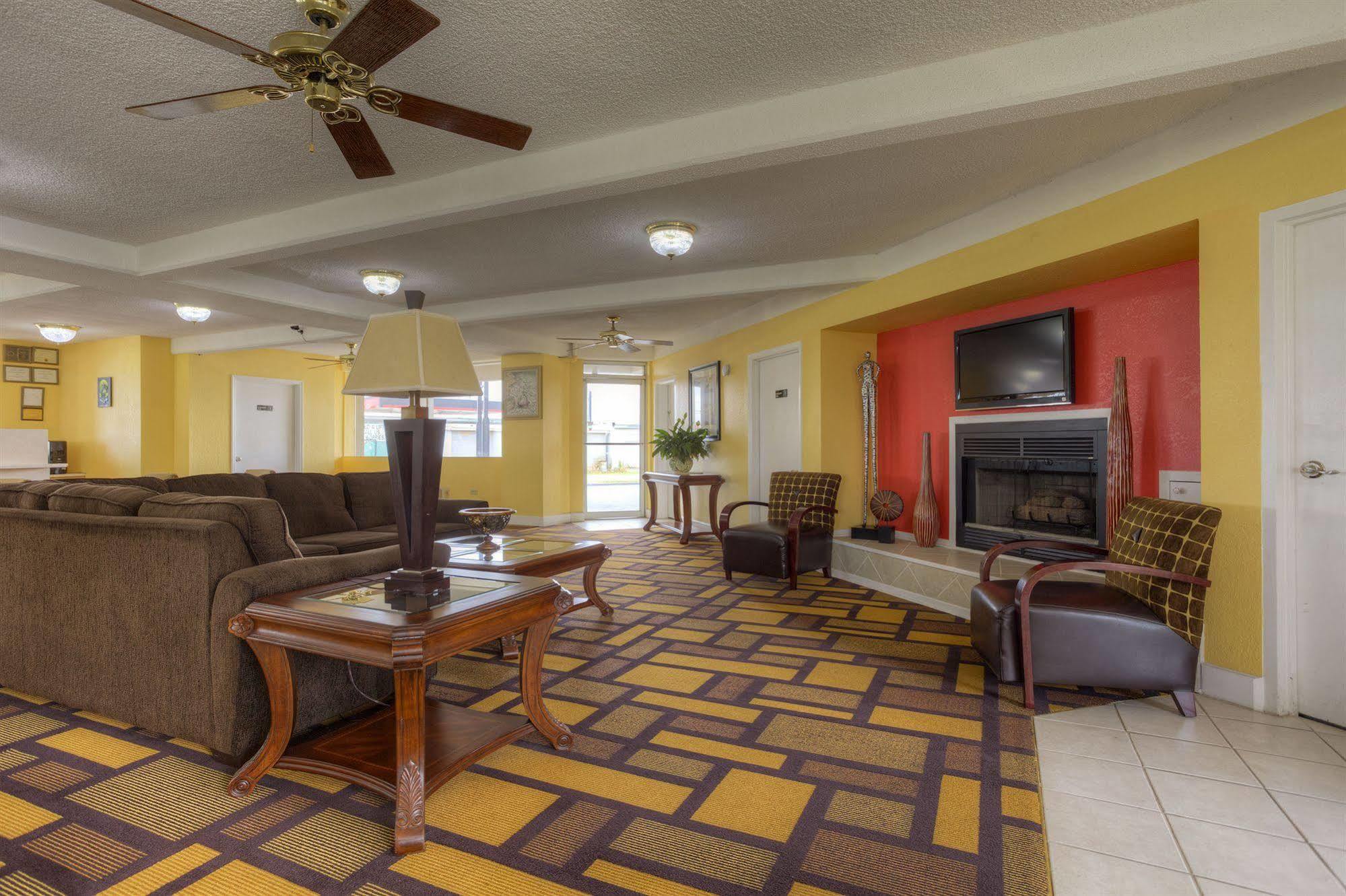 Econo Lodge Байрън Екстериор снимка