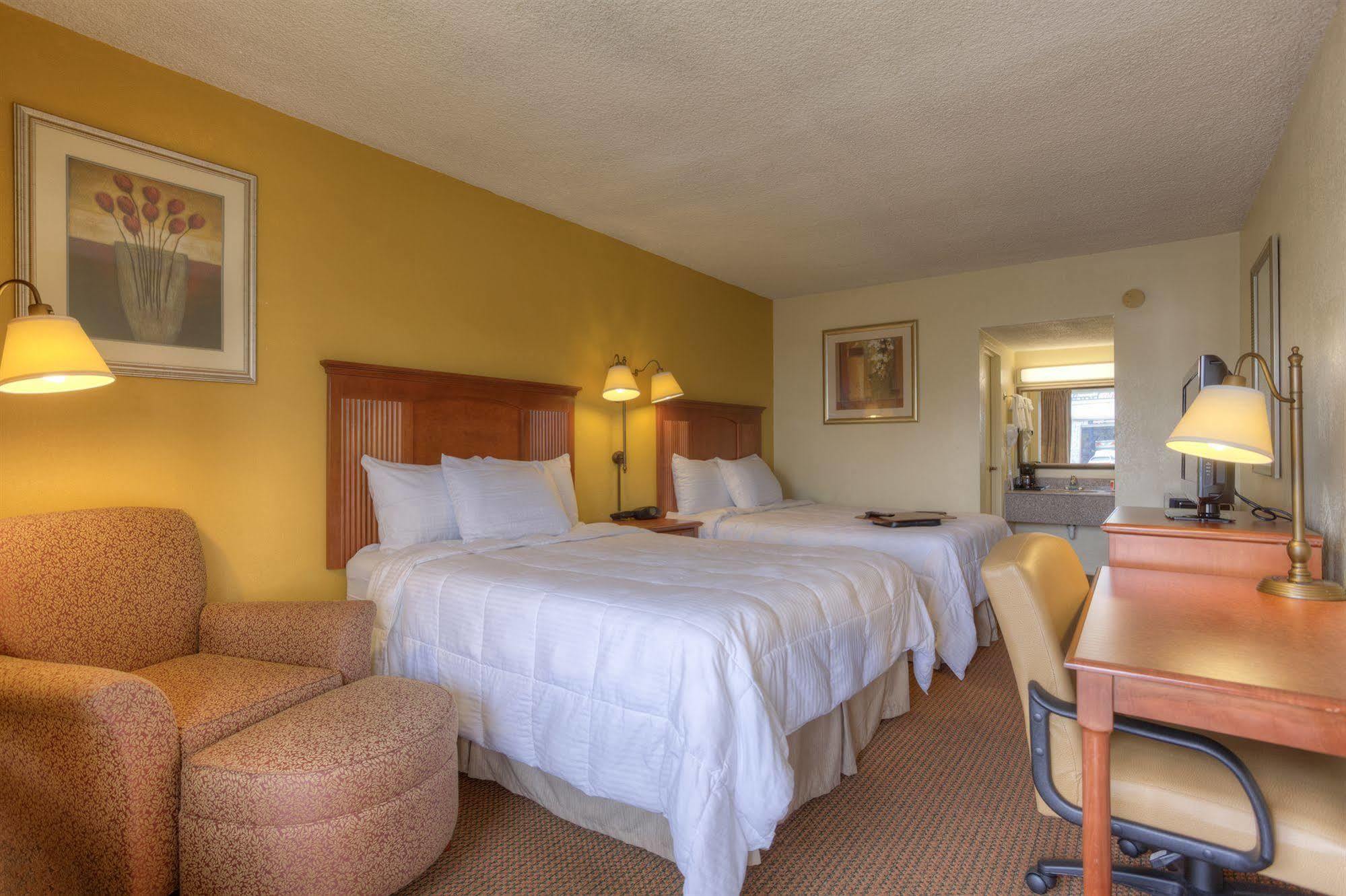 Econo Lodge Байрън Екстериор снимка